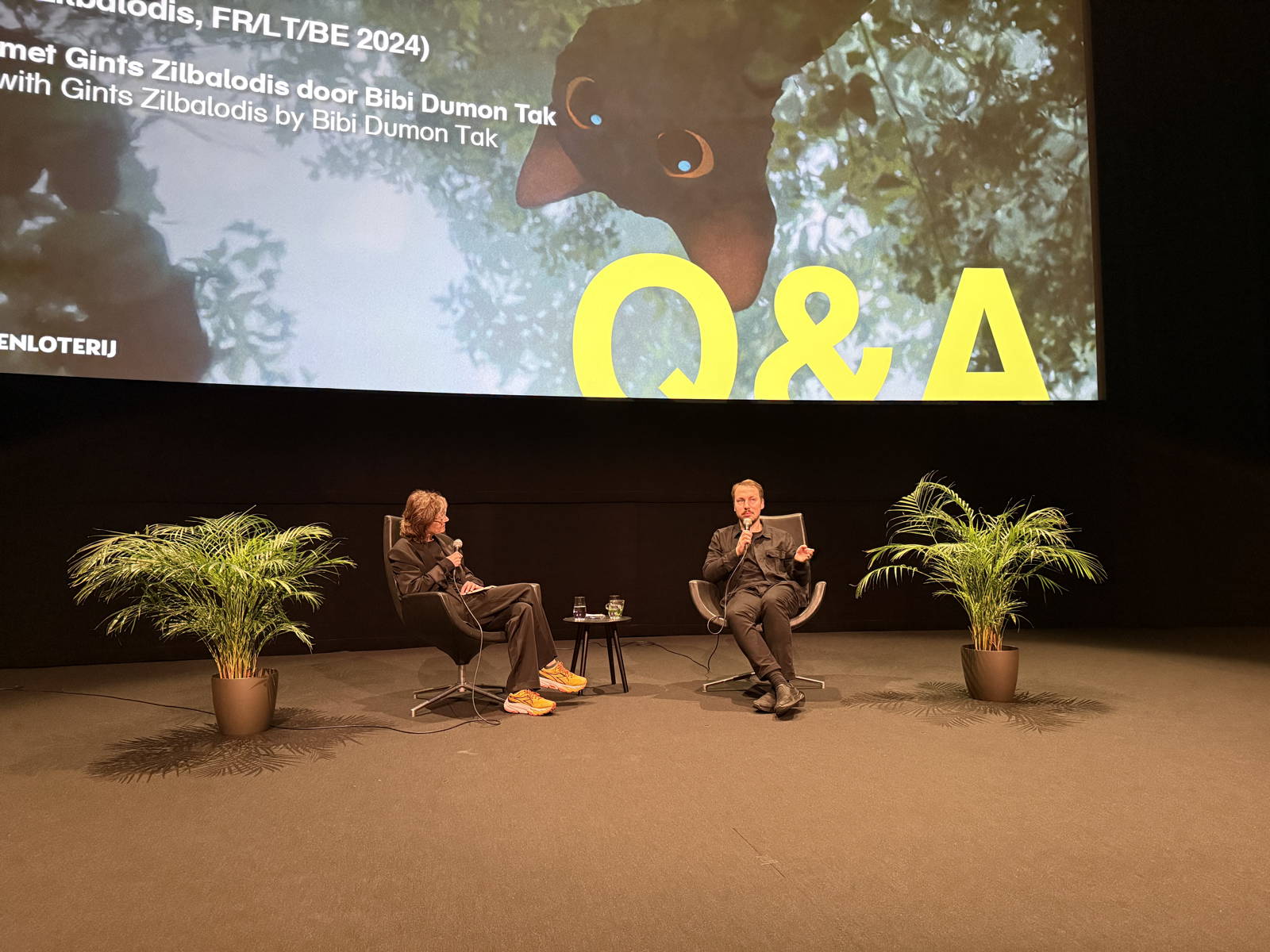 Bibi Dumon Tak en Gints Zilbalodis tijdens de Q&A in Eye Filmmuseum over Flow